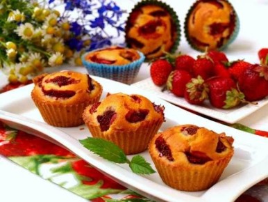 Клубничные кексы: легкий десерт для весеннего настроения