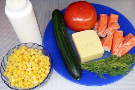 Простой салат с крабовыми палочками и помидорами: легкий рецепт для любого праздника
