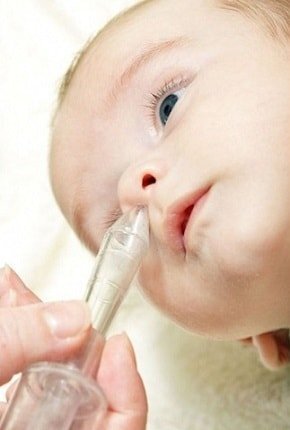 Купание ребенка при кашле и насморке: что нужно знать родителям