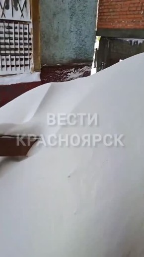 Норильск засыпало снегом. Журналистам «Вести.Красноярск» в Норильске пришлось прокладывать путь к своему корпункту, пробираясь через сугробы