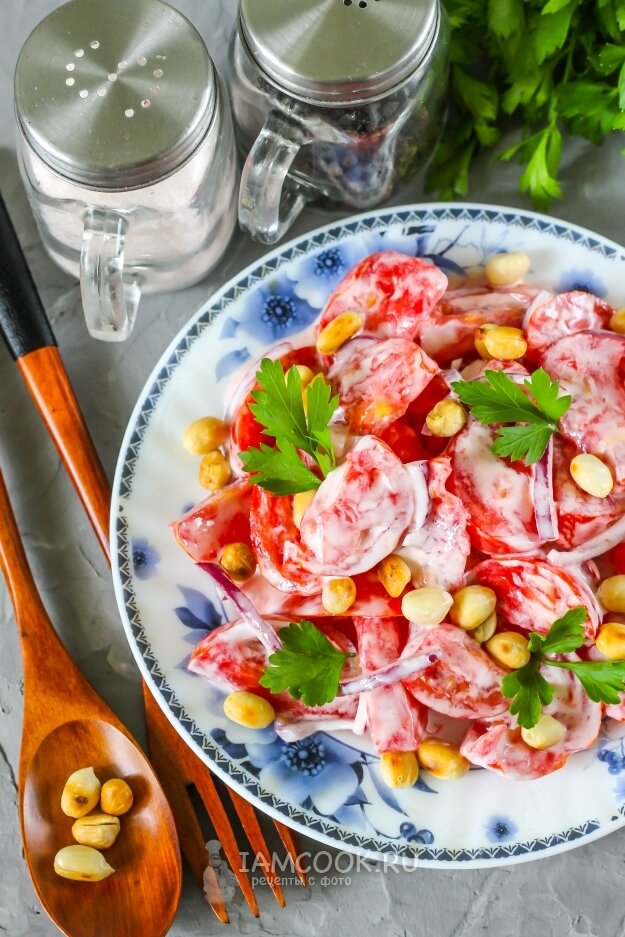 Летний салат с помидорами и арахисом: быстро и вкусно