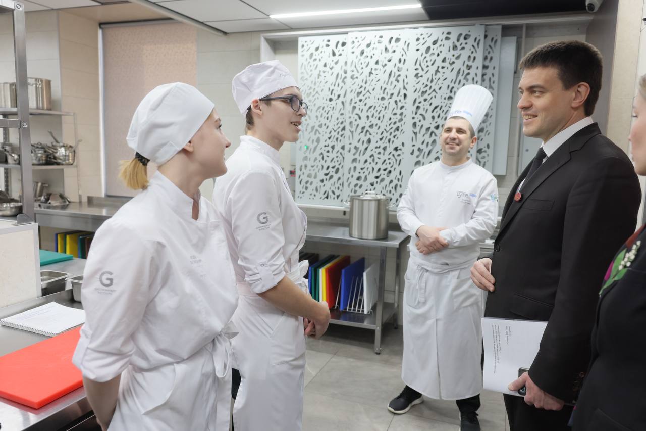 Михаил Котюков: Что делает Красноярский край привлекательным для туристов? Не только Енисей, Столбы, Арктика и другие достопримечательности, но и высочайший уровень гастрономических услуг Михаил Котюков: Что делает Красноярский край привлекательным для туристов? Не только Енисей, Столбы, Арктика и другие достопримечательности, но и высочайший уровень гастрономических услуг