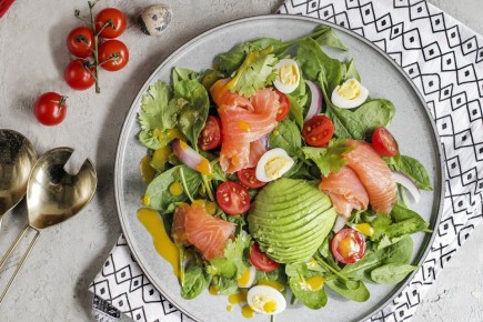 Необычный салат Валенсия: форель, перепелиные яйца и пюре из маракуйи