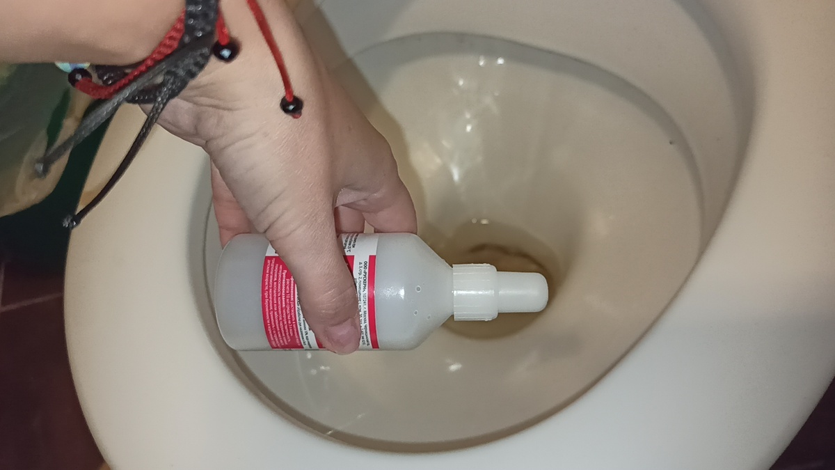 Эффективные методы очистки унитаза от камня и налета