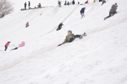 Масленичное веселье: снежные городки и катания с гор