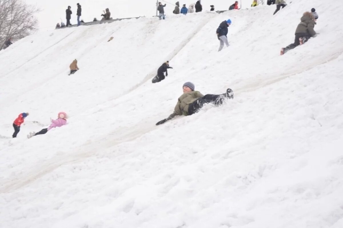 Масленичное веселье: снежные городки и катания с гор