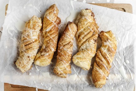 Необычные слоёные спиральки с корицей и глазурью