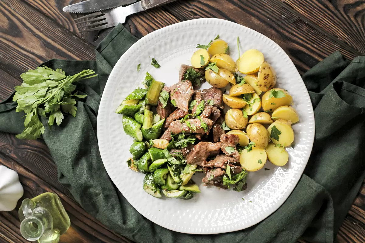 Гармония вкусов: говядина с картошкой и пикантными огурцами