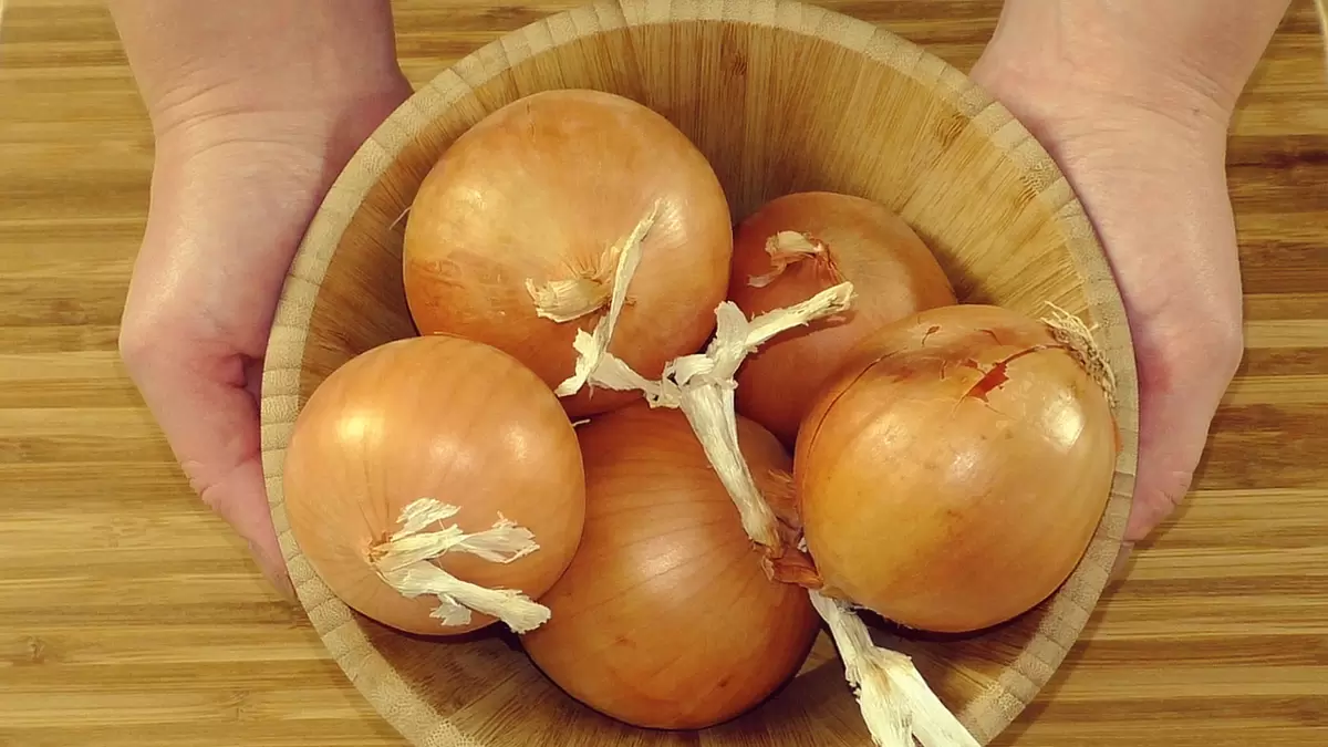 Нежные блины с ароматом лука: универсальный рецепт для любого стола