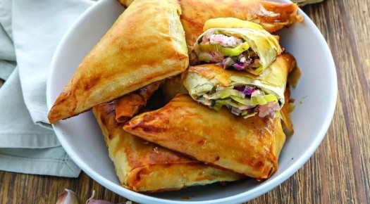 Необычные бурекасы из фило со свекольной ботвой, которые стоит попробовать