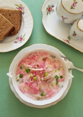 Спасительная розовая окрошка: легкое блюдо для жаркого лета