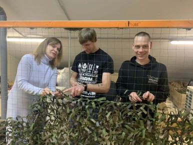 Норильские волонтеры собрали для бойцов СВО маскировочные сети, медикаменты и снаряжение