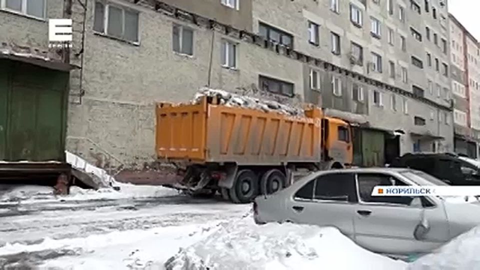 В Норильске коммунальщики борются со снежными завалами