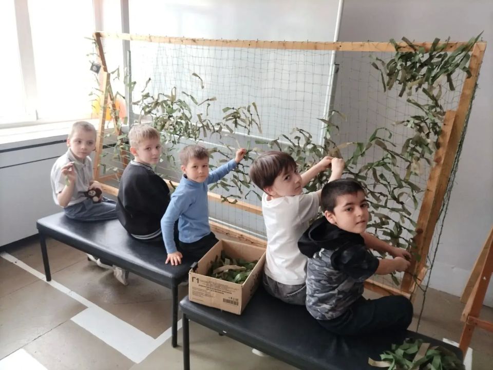 Волонтеры Норильска изготовили маскировочные сети, костюмы и нашлемники для военнослужащих-земляков