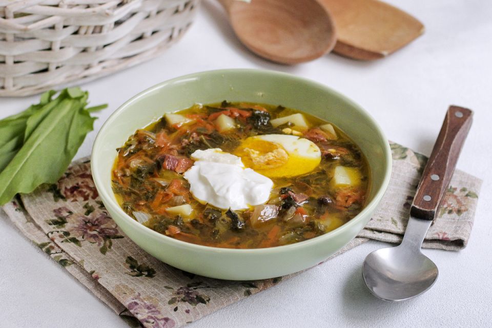Весенний вкус: щавелевый борщ с говядиной и яйцом на вашем столе