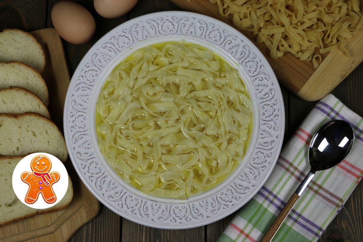 Приготовьте домашнюю лапшу на курином бульоне: секреты и советы