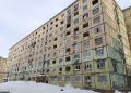 Брошенный дом, открытые подвалы и детские игры среди руин: прокуратура добилась сноса аварийки в Норильске