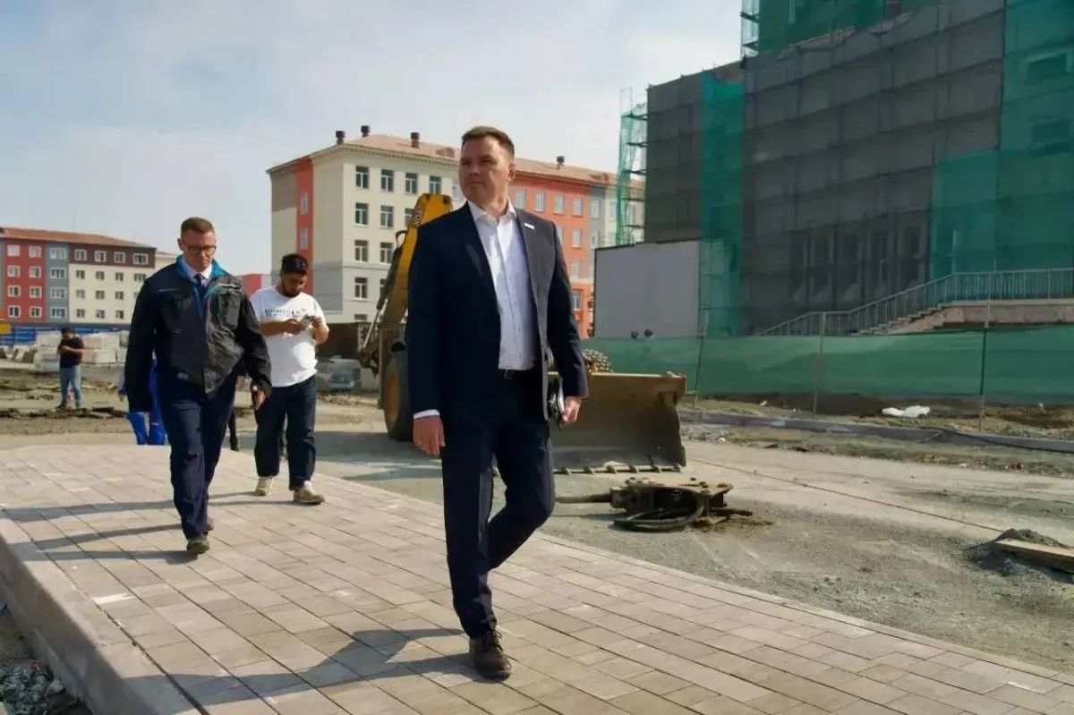 Дмитрий Карасёв: Театральная площадь преображается на глазах Дмитрий Карасёв: Театральная площадь преображается на глазах