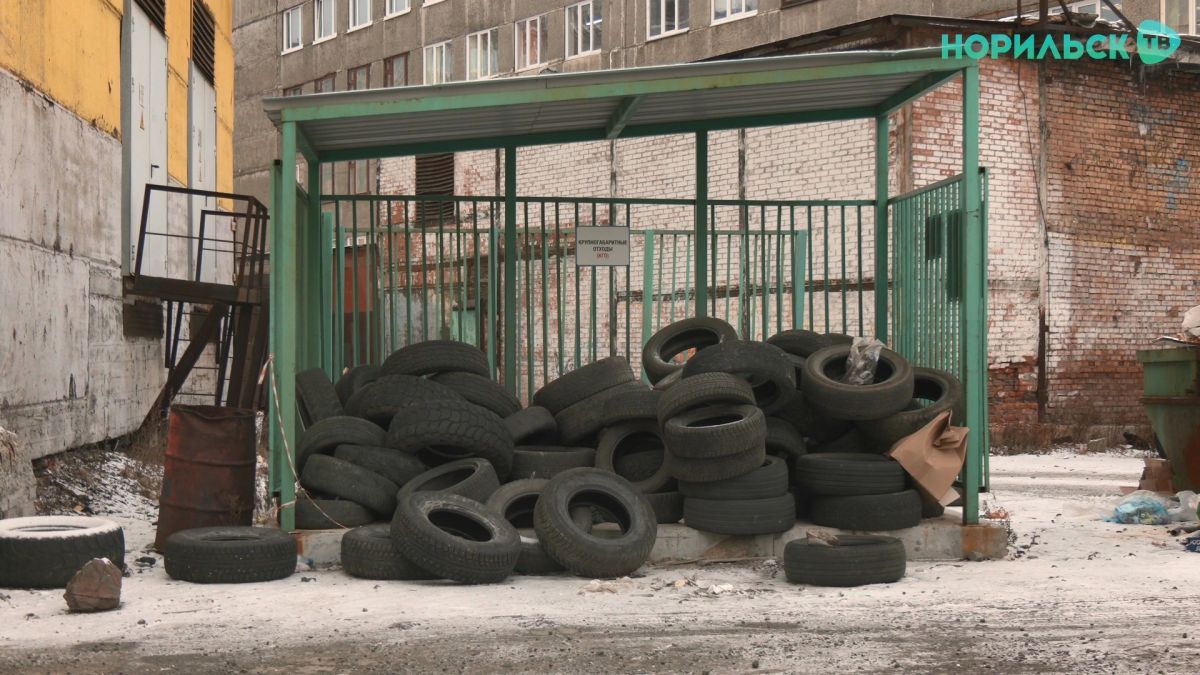 Автовладельцы массово переобувают свои машины к зиме, а во дворах растут горы использованных покрышек
